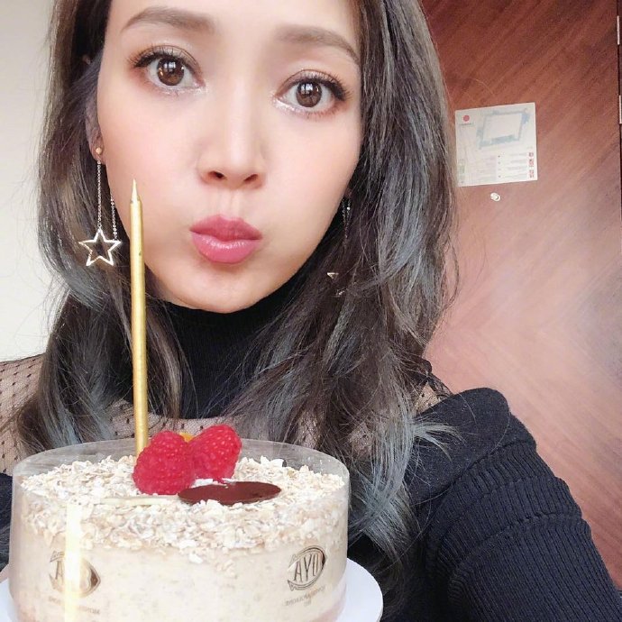 台湾美女主持人侯佩岑40岁生日图片 2