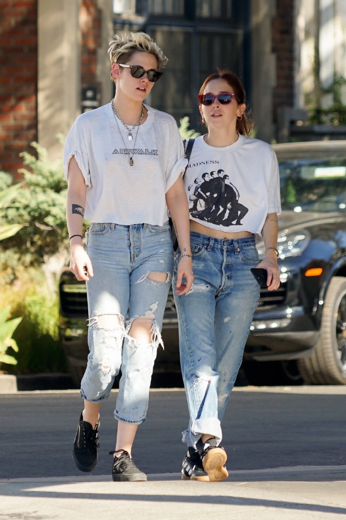 欧美美女明星Kristen Stewart破洞牛仔裤街拍图片 7
