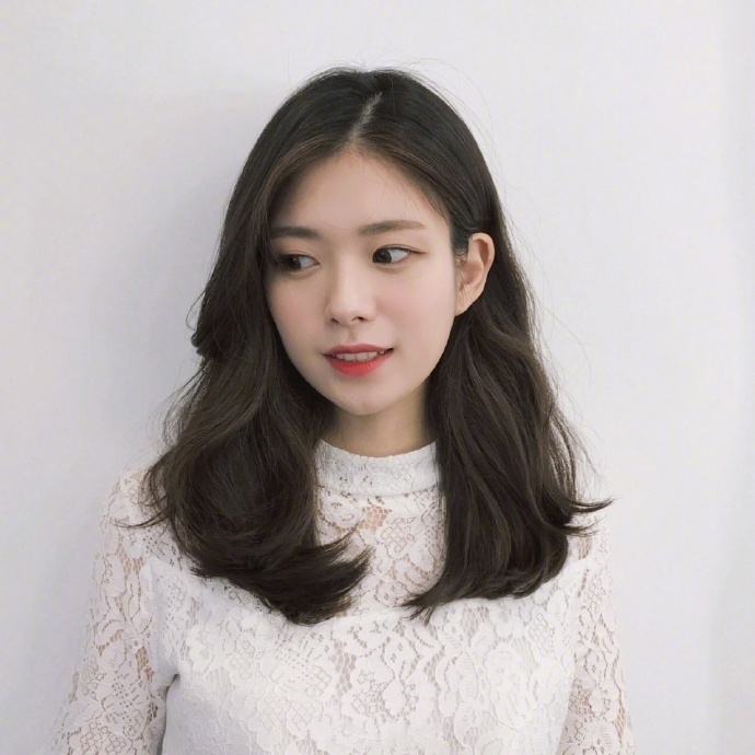 凸显温柔气质的中长发发型美女自拍照参考