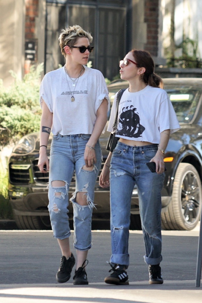 欧美美女明星Kristen Stewart破洞牛仔裤街拍图片 8
