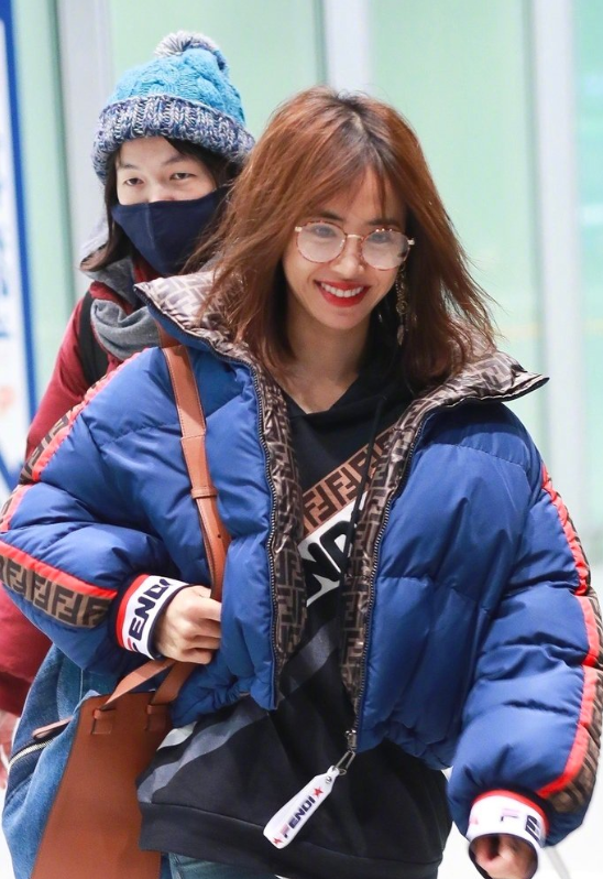 台湾女歌手女神蔡依林蓝色短款羽绒服机场街拍 2