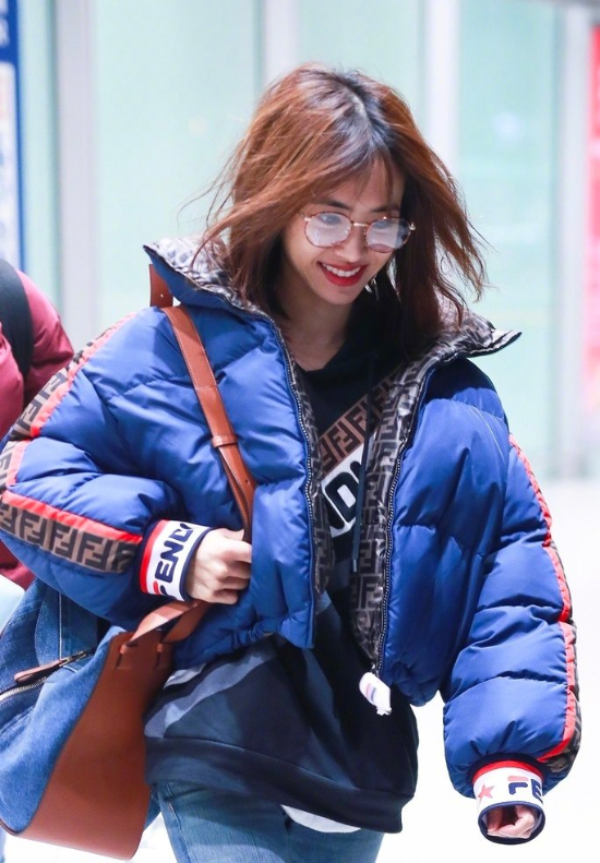 台湾女歌手女神蔡依林蓝色短款羽绒服机场街拍 3