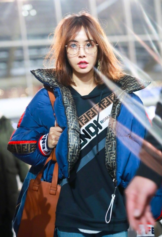 台湾女歌手女神蔡依林蓝色短款羽绒服机场街拍 4