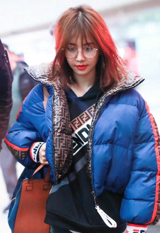 台湾女歌手女神蔡依林蓝色短款羽绒服机场街拍 5