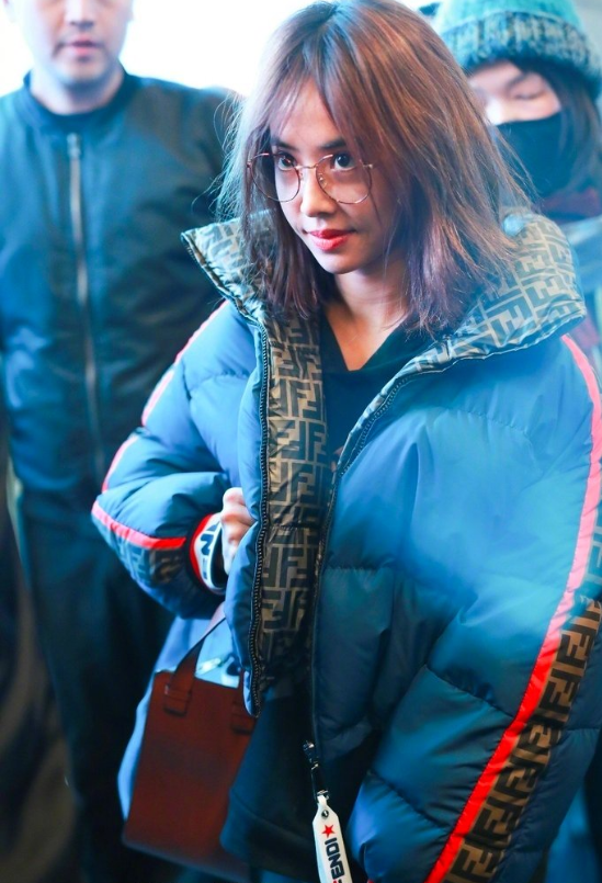 台湾女歌手女神蔡依林蓝色短款羽绒服机场街拍 8