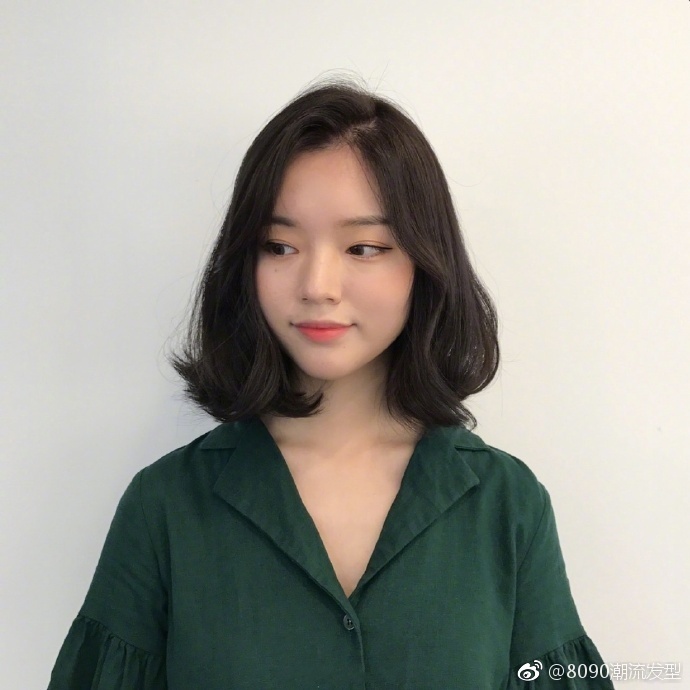 凸显女人温柔气质的中长发发型参考