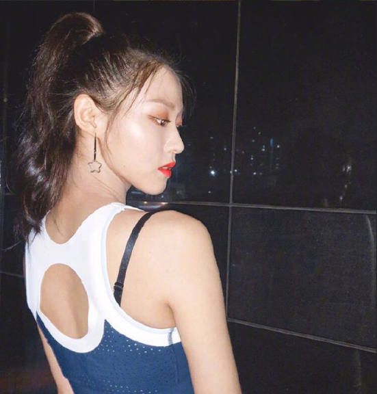 韩国美女明星AOA雪炫私服穿搭图片 4