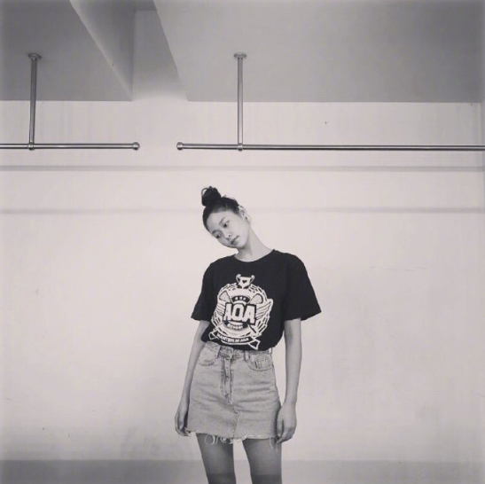 韩国美女明星AOA雪炫私服穿搭图片 5