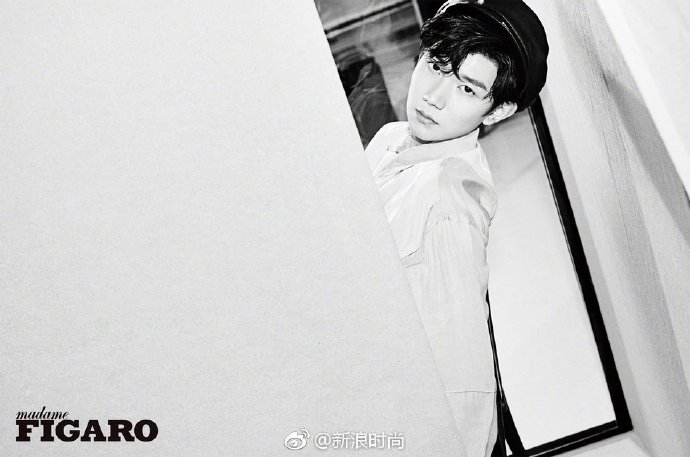 中国男团tfboys王源印花西装彰显个性图片 4
