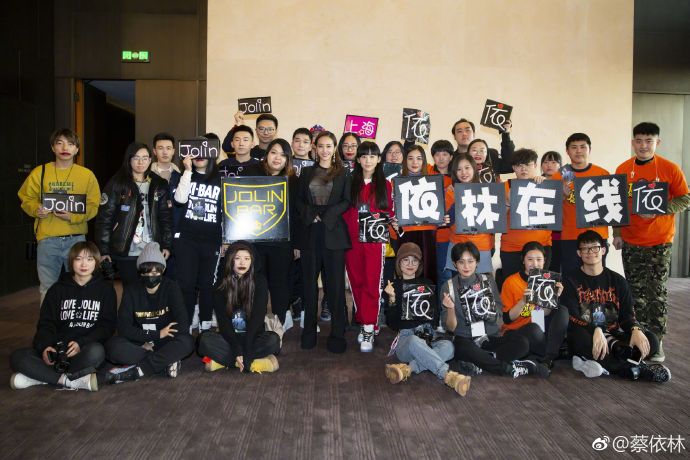 台湾女歌手蔡依林黑色西装出席活动图片 6