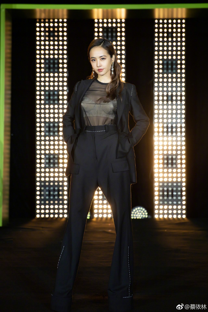 台湾女歌手蔡依林黑色西装出席活动图片 9