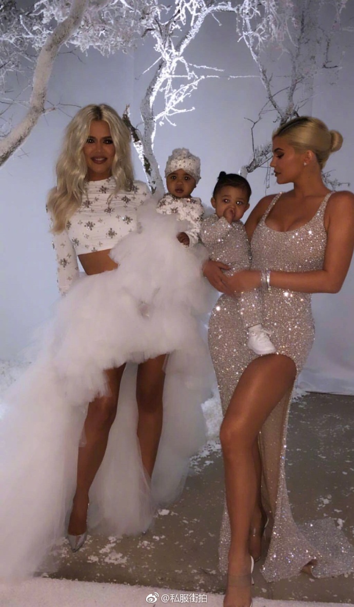 欧美名媛金小妹Kylie Jenner圣诞节白色裙子图片 7
