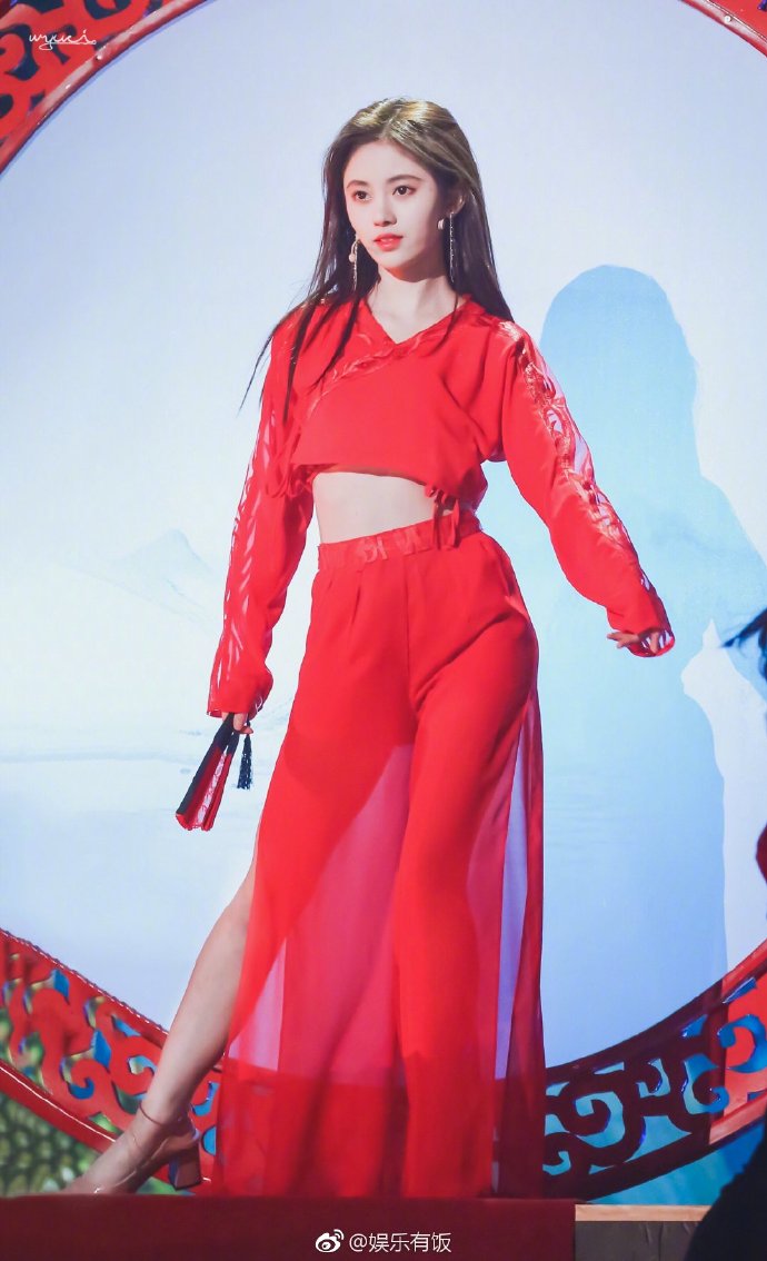 四川美女明星鞠婧祎一袭红衣演唱《红昭愿》图 4