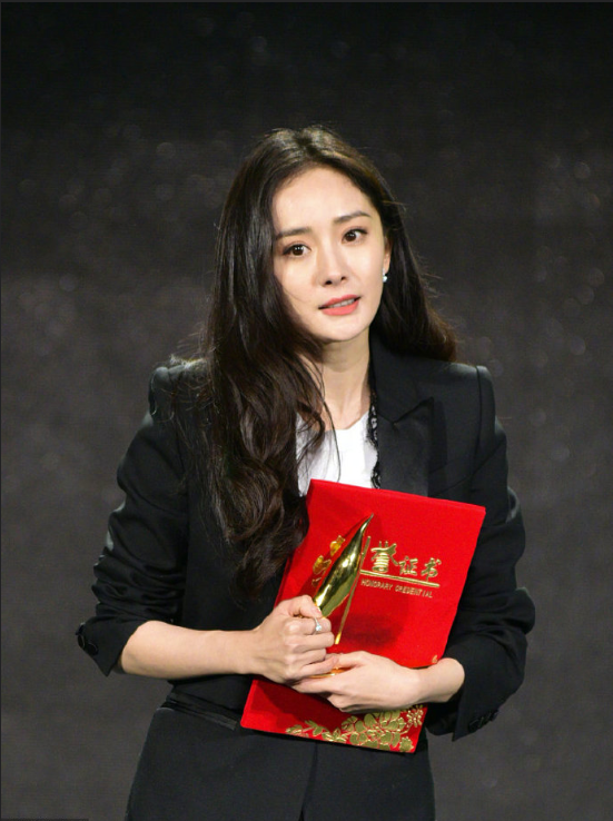 北京美女明星杨幂黑西装干练造型图片 2
