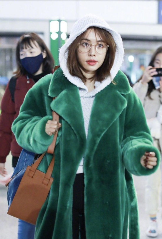台湾美女明星蔡依林绿色皮草图片 2