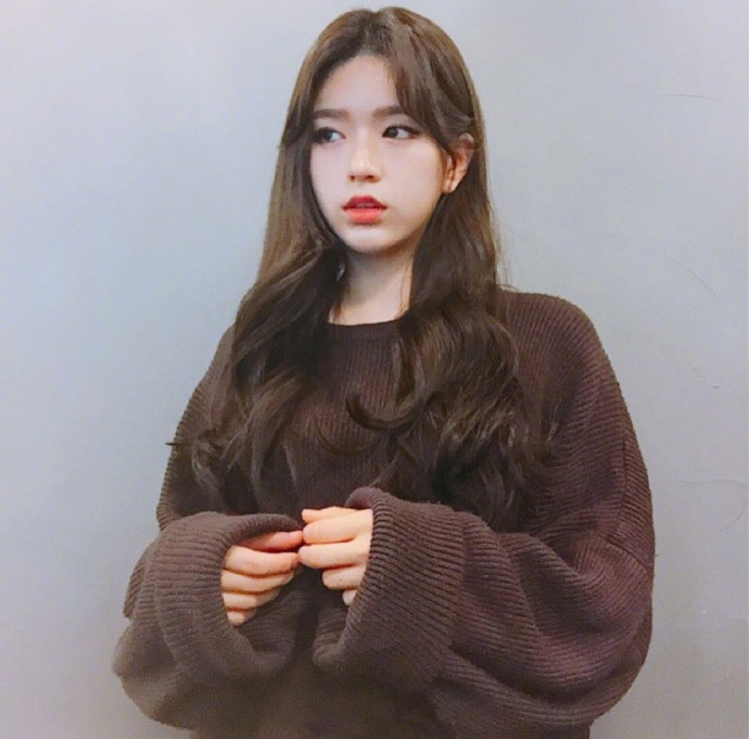 蜜茶色甜系少女波浪卷美女自拍图片