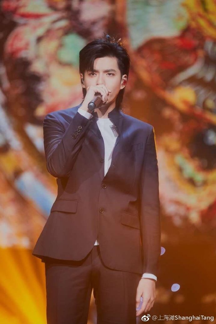 小鲜肉男明星吴亦凡穿着中山装帅气图片 5