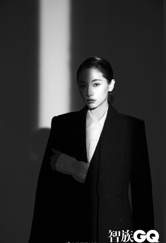 四川美女明星王子文早春黑白大片图片 4