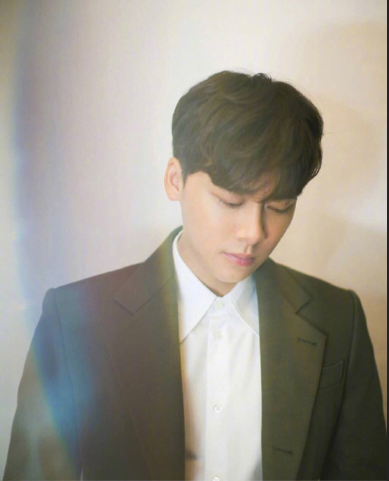 浓眉大眼男明星李易峰精美壁纸图片 4