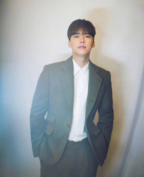 浓眉大眼男明星李易峰精美壁纸图片 6