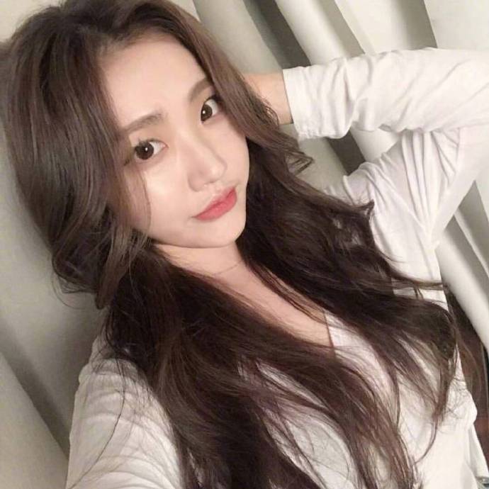 浪漫的长卷发美女自拍照