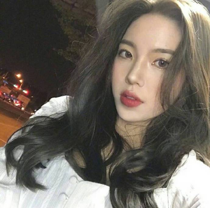 浪漫的长卷发美女自拍照 4
