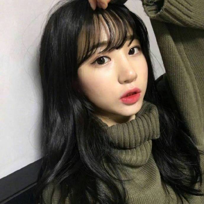 浪漫的长卷发美女自拍照 5