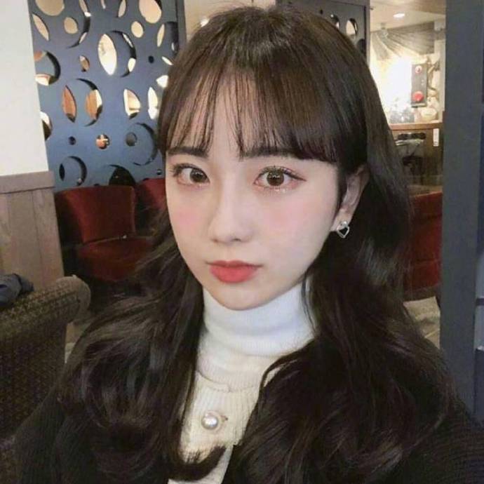 浪漫的长卷发美女自拍照 7