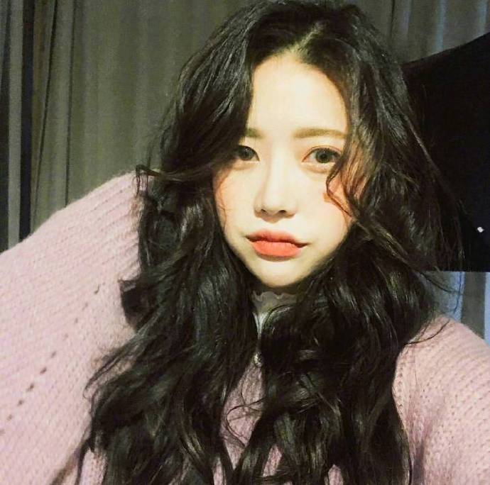浪漫的长卷发美女自拍照 9