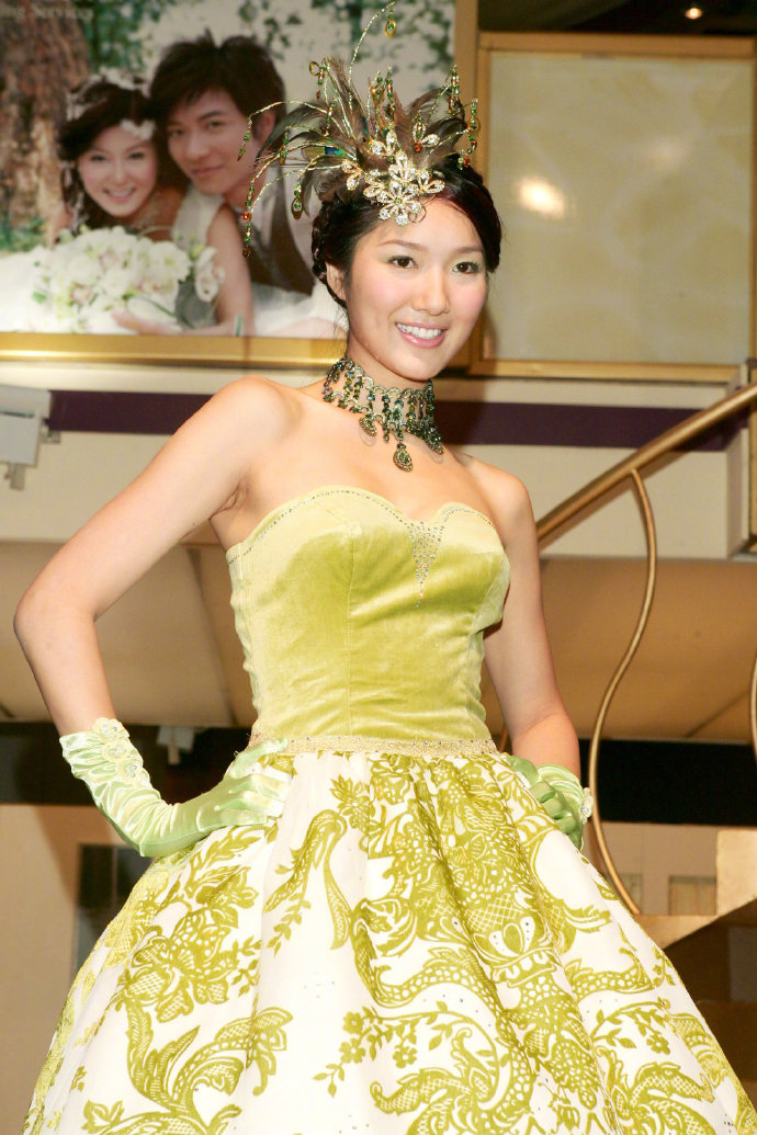 上海美女模特李亚男香港出席婚纱展活动登台走 2