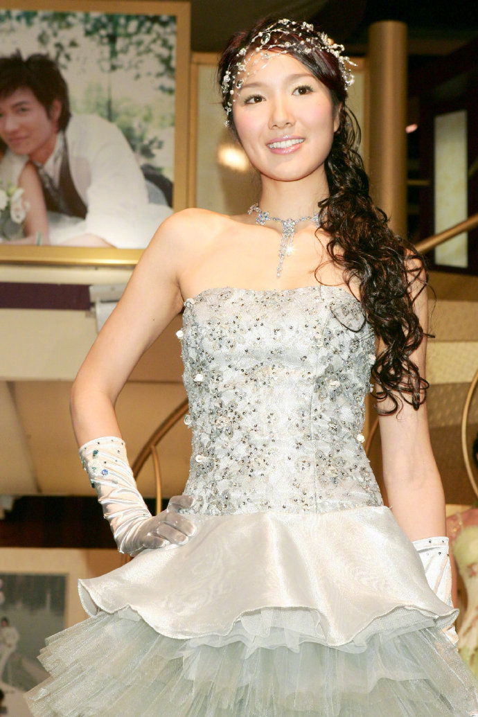 上海美女模特李亚男香港出席婚纱展活动登台走 3