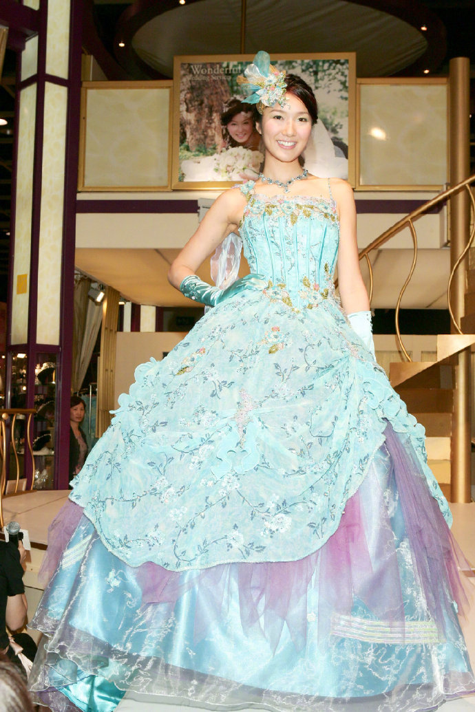上海美女模特李亚男香港出席婚纱展活动登台走 5