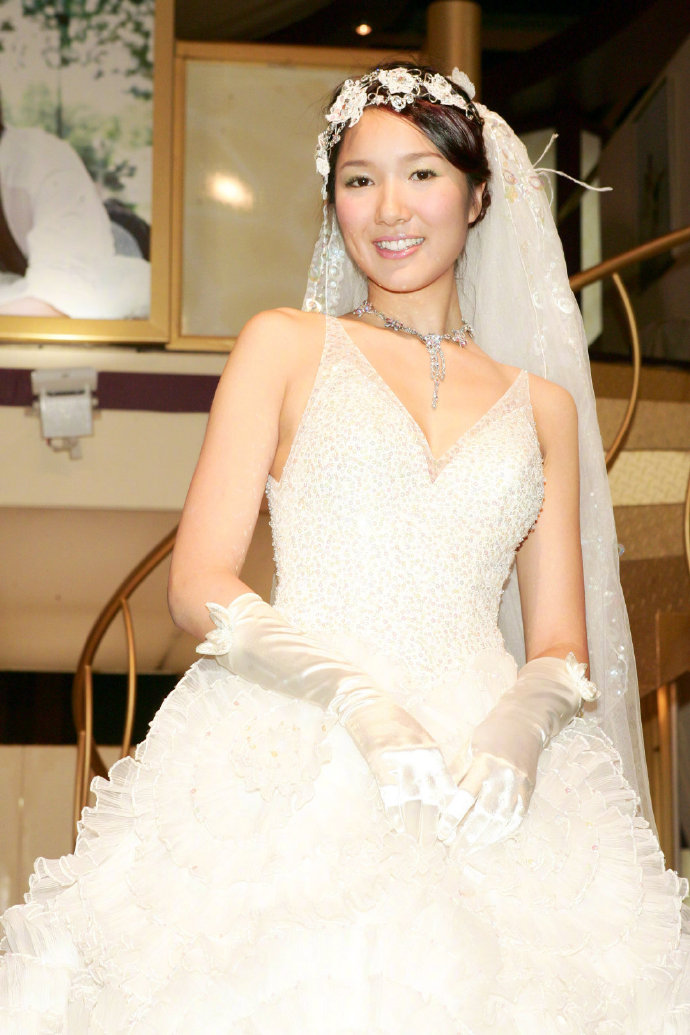 上海美女模特李亚男香港出席婚纱展活动登台走 6