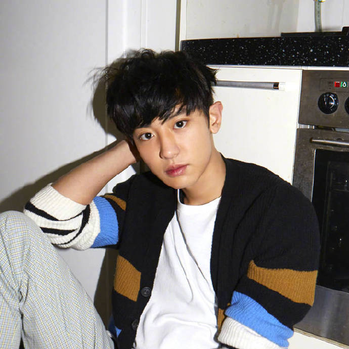 韩国男团exo朴灿烈居家写真帅气图片 2