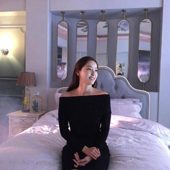 韩国美女演员李多喜长发美照图片 2