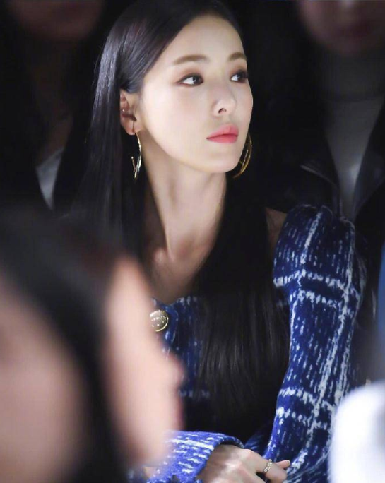 韩国美女演员李多喜长发美照图片 3