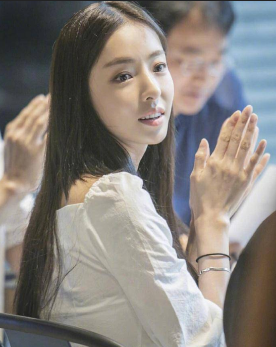 韩国美女演员李多喜长发美照图片 4