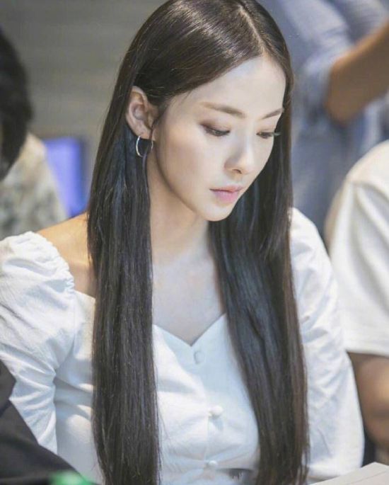 韩国美女演员李多喜长发美照图片 5