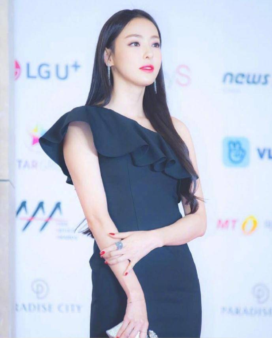 韩国美女演员李多喜长发美照图片 6