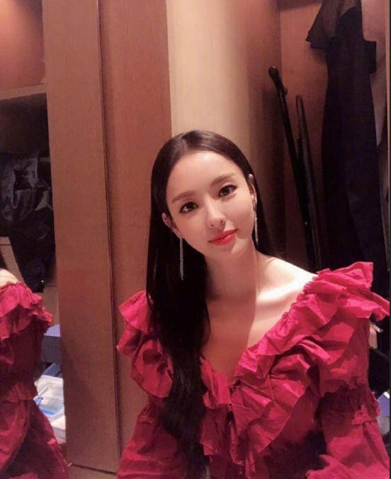 韩国美女演员李多喜长发美照图片 9