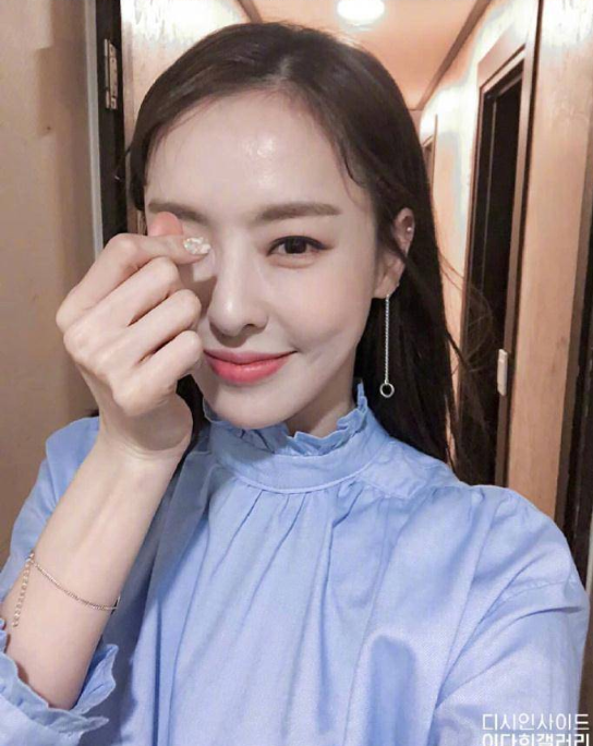 韩国美女演员李多喜长发美照图片 11