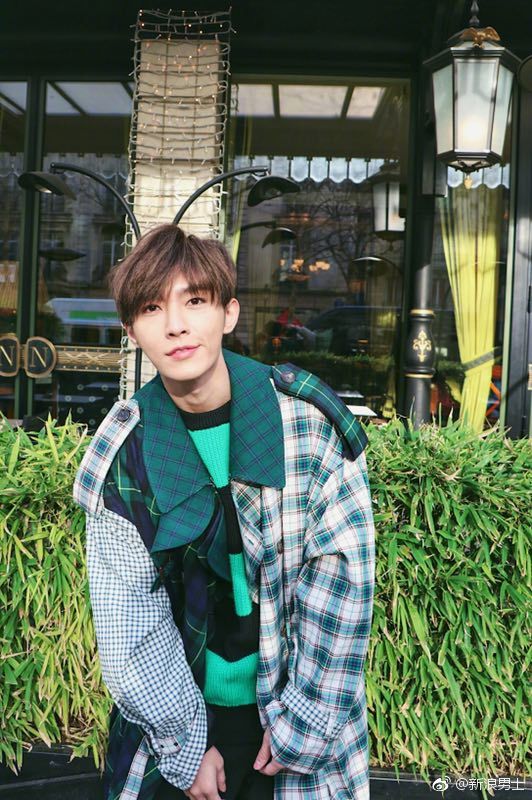 台湾男明星炎亚纶2019秋冬时装周街拍图片 2