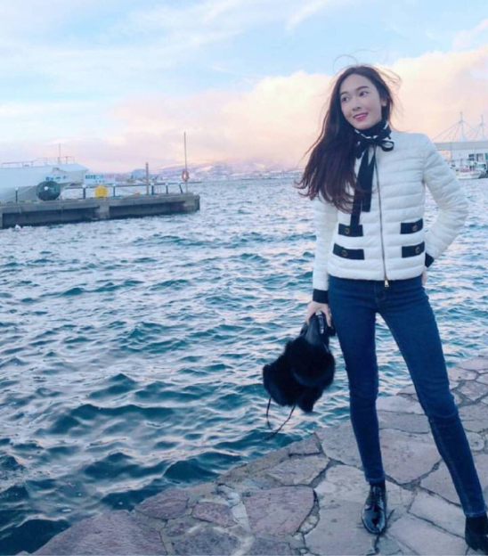 韩国女歌手郑秀妍私服穿搭图片 4