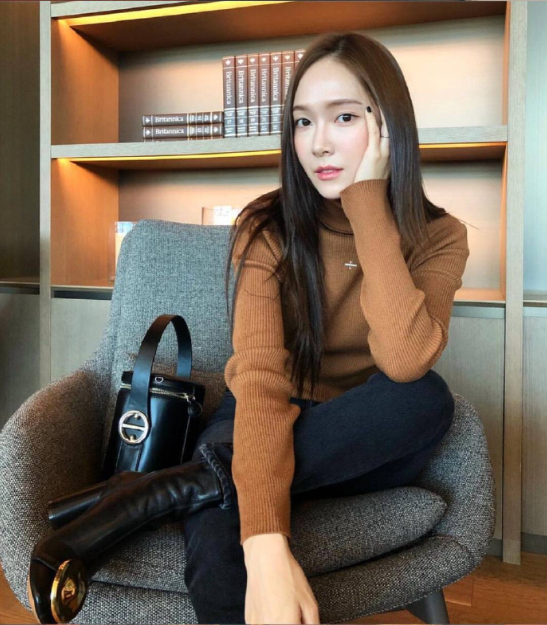 韩国女歌手郑秀妍私服穿搭图片 6