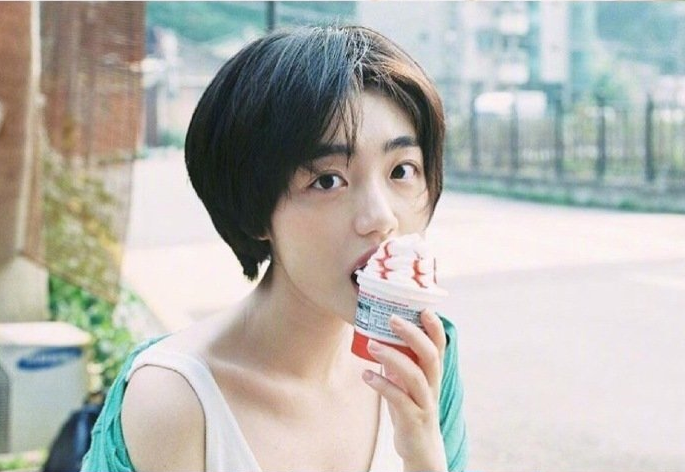 短发发型的清纯美少女图片 2