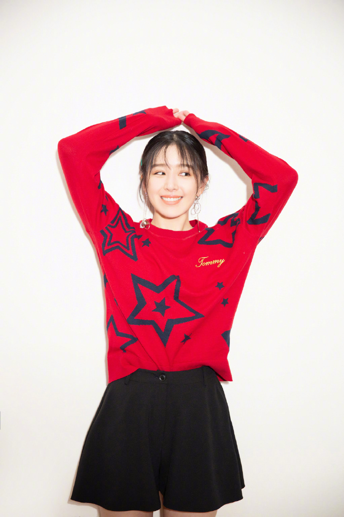 东北美女明星阚清子新年红毛衣写真图片 2