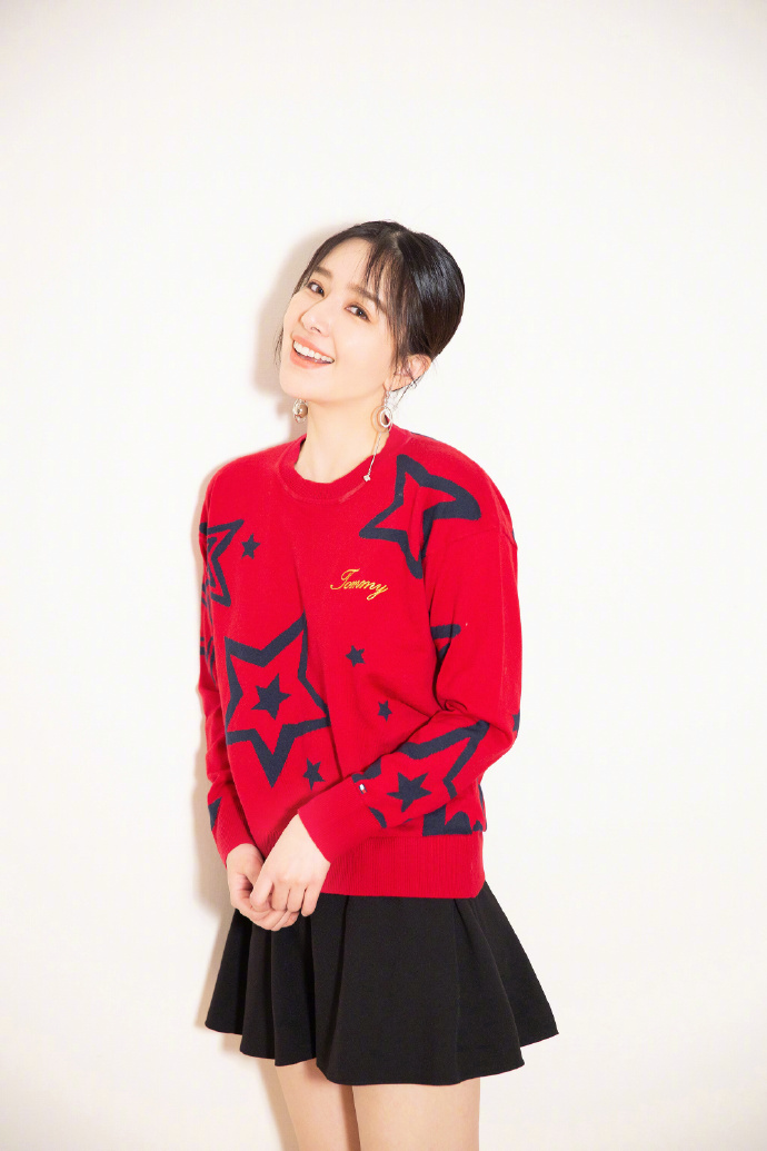 东北美女明星阚清子新年红毛衣写真图片 3