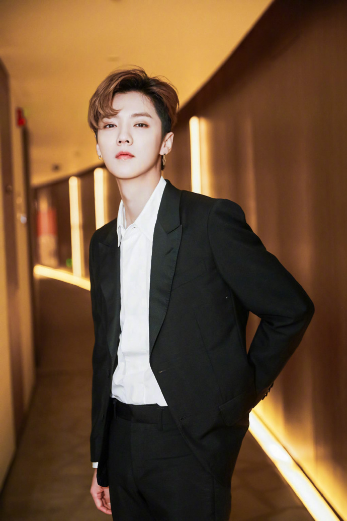 小鲜肉男明星鹿晗黑色西服帅气图片 2