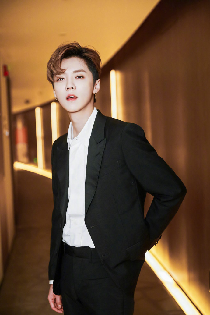 小鲜肉男明星鹿晗黑色西服帅气图片 3