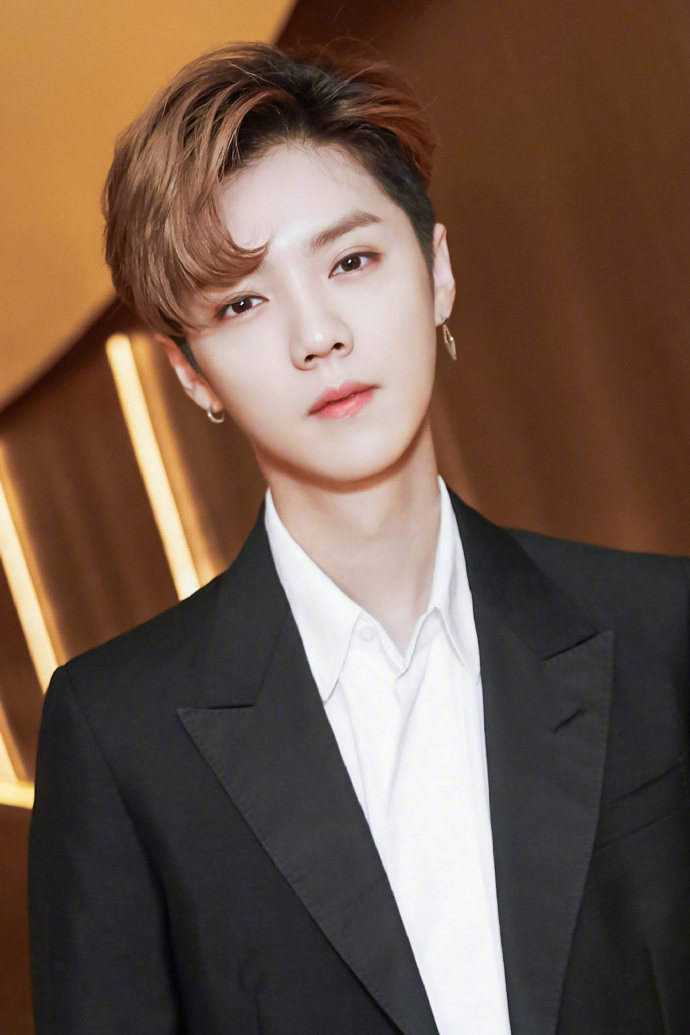 小鲜肉男明星鹿晗黑色西服帅气图片 6